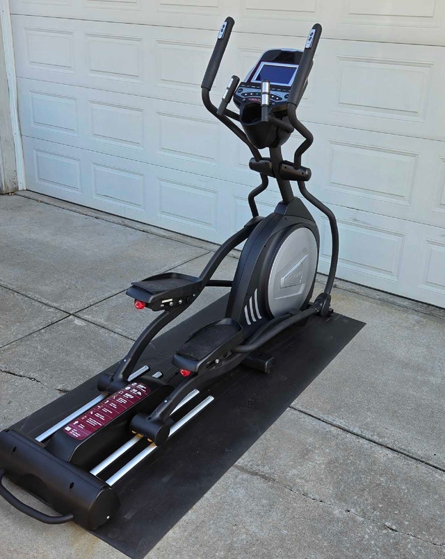 SOLE E95 Elliptical with 20 in Stride, 30 lb flywheel. Like New!