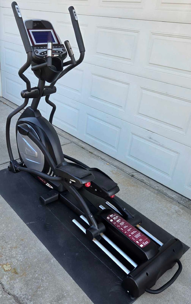 SOLE E95 Elliptical with 20 in Stride, 30 lb flywheel. Like New! - photo 2