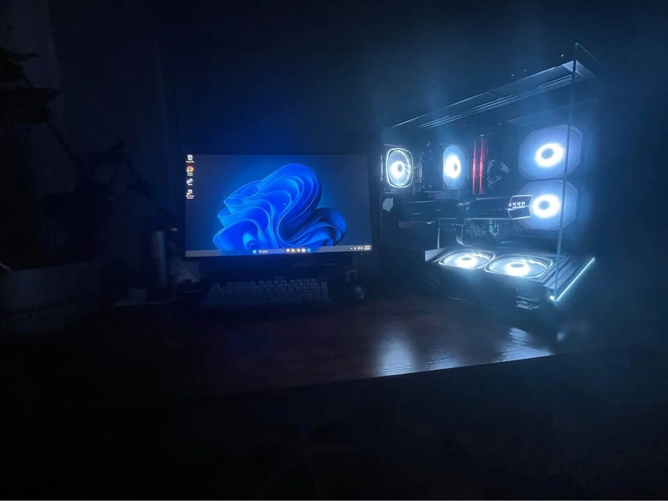 High-Performance Gaming PC: Ryzen 5600X, RX 6800, 16GB RAM