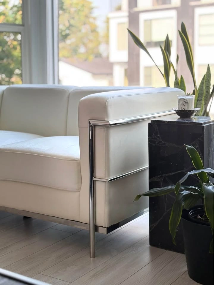 CORBUSIER LC2 WHITE LEATHER PETITE LOVESEAT! - photo 2