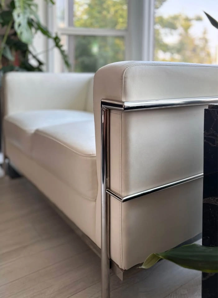 CORBUSIER LC2 WHITE LEATHER PETITE LOVESEAT! - photo 3