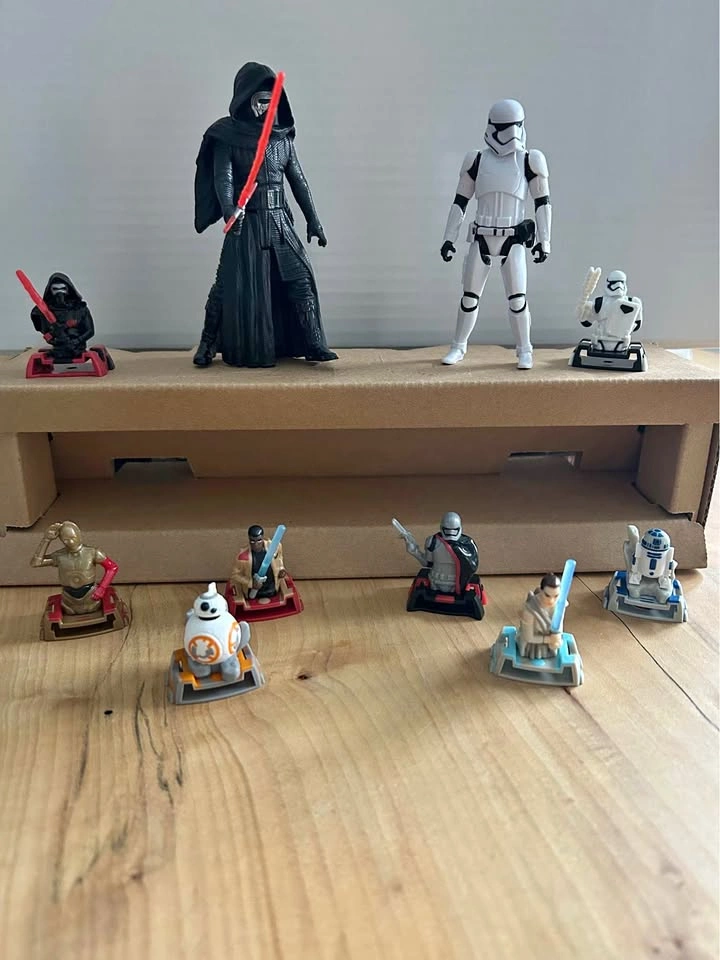 Star Wars Action Figures and 8 Mini Kinder Joy Toys