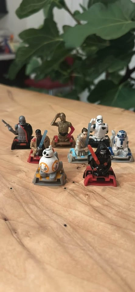 Star Wars Action Figures and 8 Mini Kinder Joy Toys - photo 4