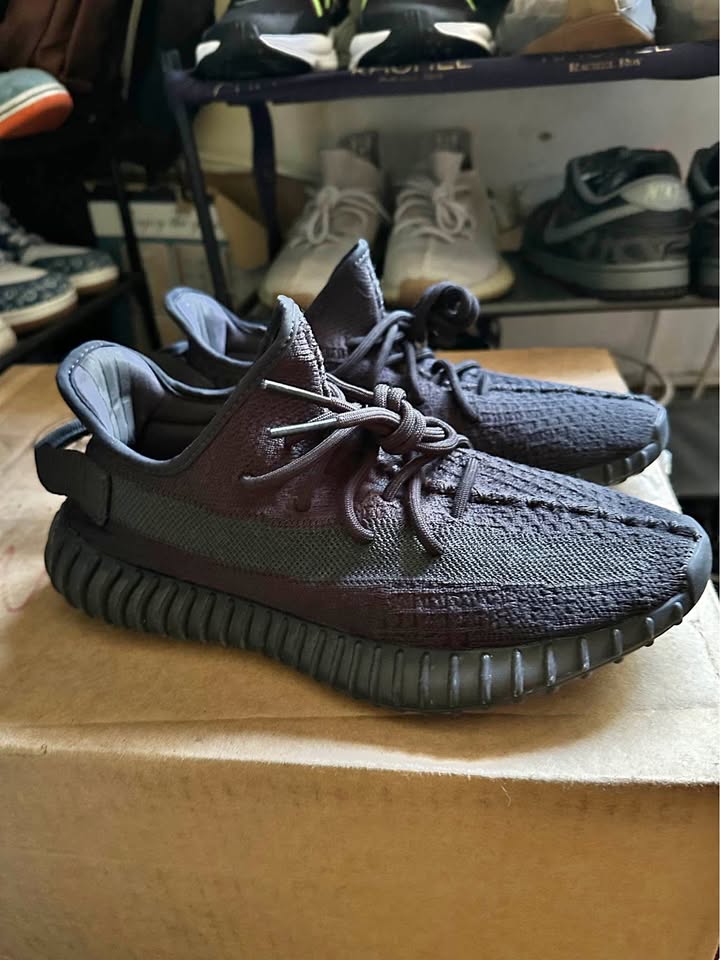 Adidas Yeezy Onice Black Size 8 (No box), condition 9/10