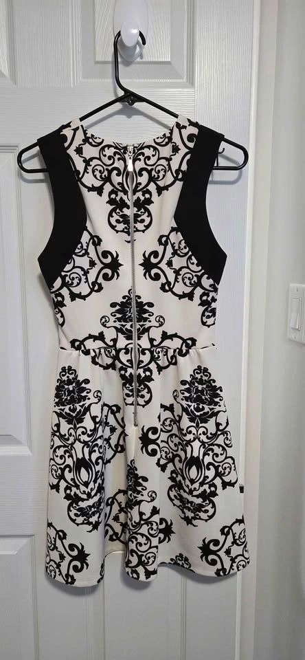 Beautiful black and white patterned dress- Moving sale - photo 2