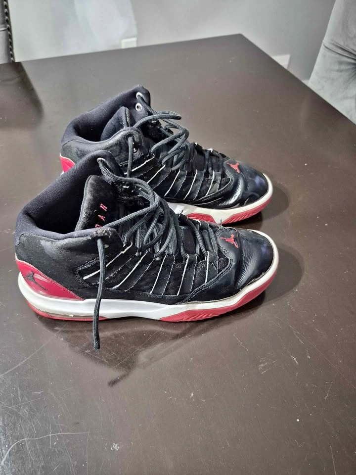 AIR JORDAN 11 RETRO BRED SIZE 4.5 YOUTH BOYS