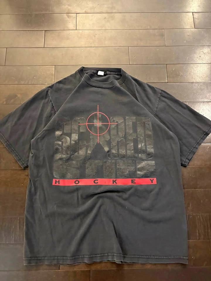 Vintage 90s hockey tee