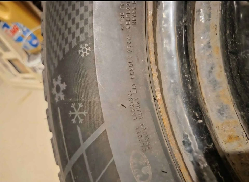Winter Tires 235/70R16 on Black Steel Rims - photo 4