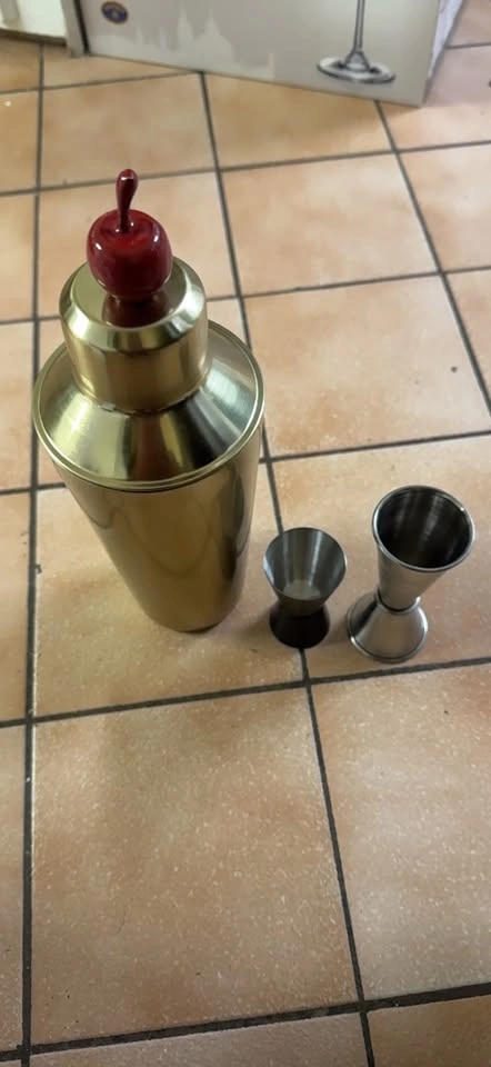 Gold Cocktail Shaker and Jiggers - photo 2