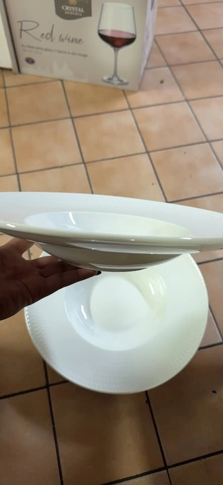 2 White Ceramic pasta plates with Textured Rim - photo 2