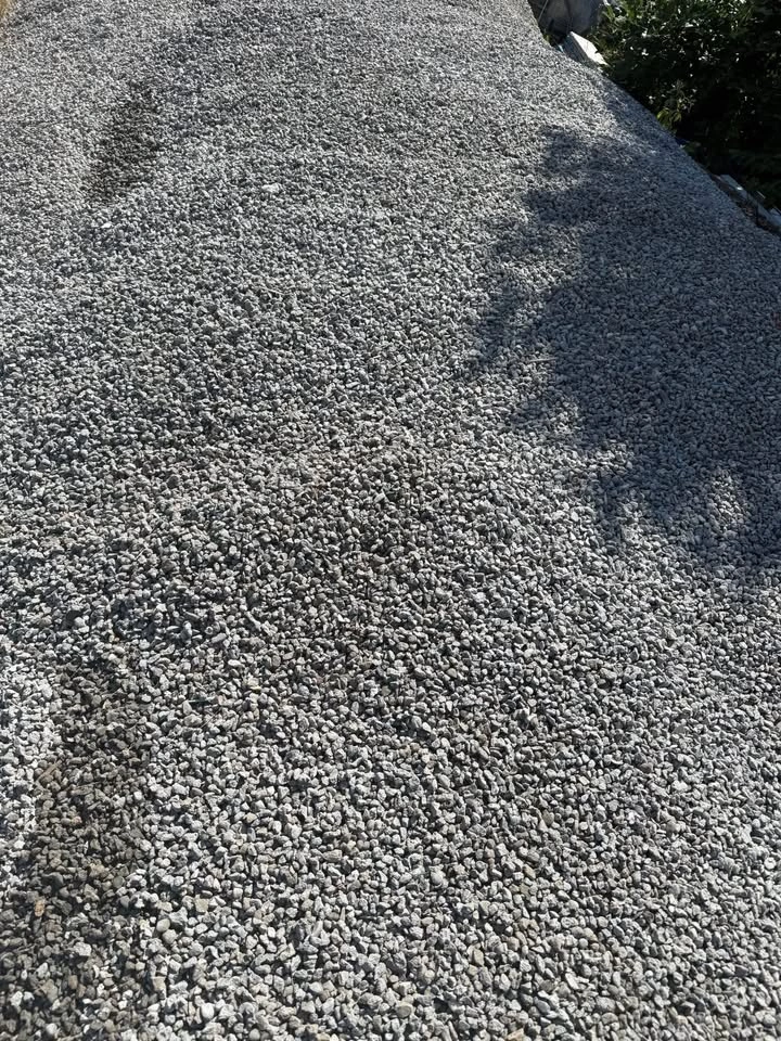 FREE 1/2” CLEAR CRUSH GRAVEL - photo 4