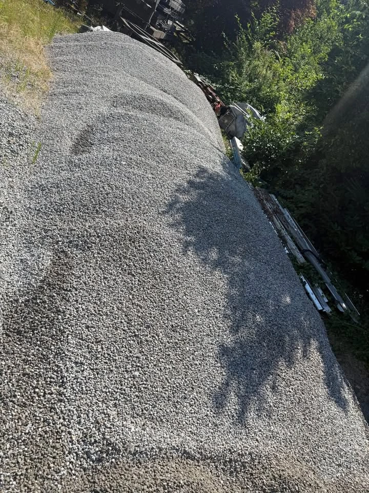 FREE 1/2” CLEAR CRUSH GRAVEL - photo 5