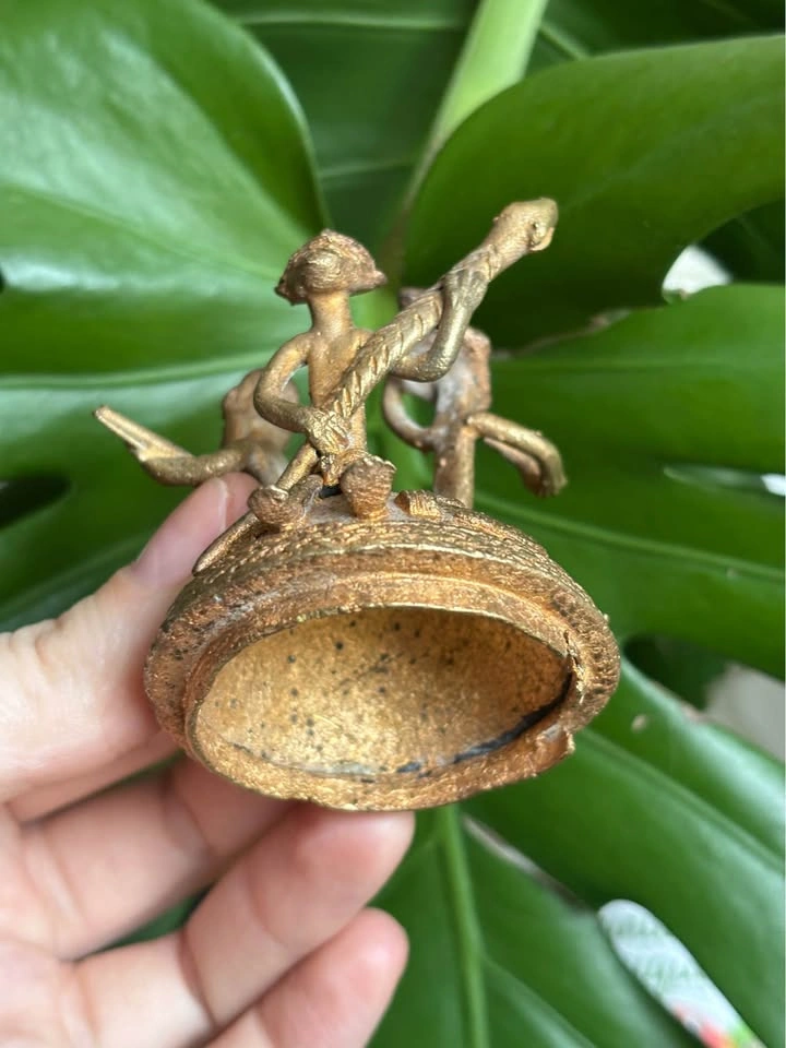 Vintage African Brass Kuduo Vessel with Figures mid century - photo 2