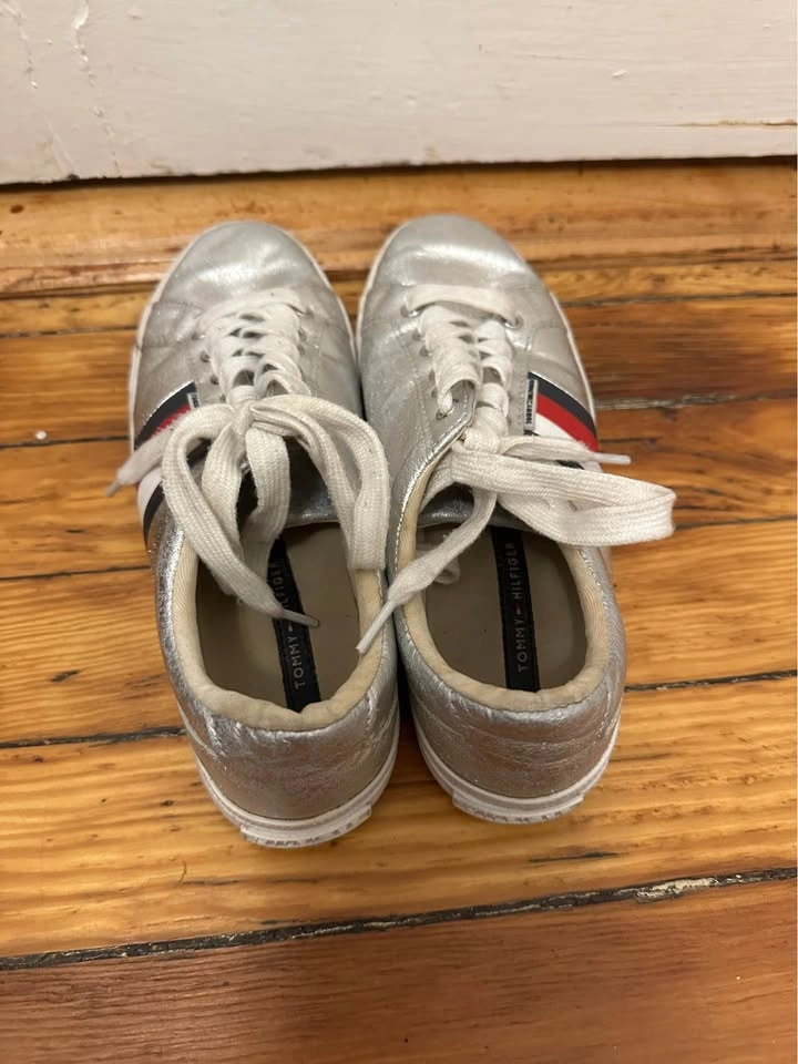 Tommy Hilfiger Silver Sneakers. Women’s Size 7.5 - photo 3