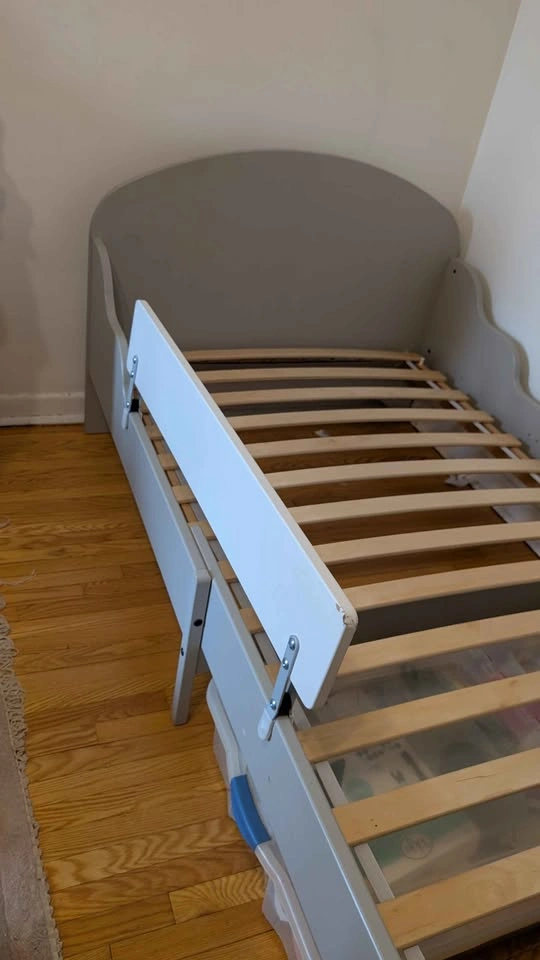 Ikea kids adjustable size bed with siderail - photo 2