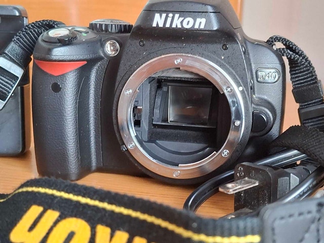 Nikon D40 DSLR body, battery, charger and strap