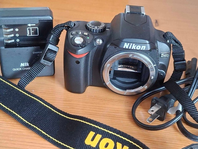 Nikon D40 DSLR body, battery, charger and strap - photo 3