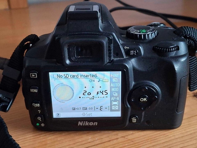 Nikon D40 DSLR body, battery, charger and strap - photo 4