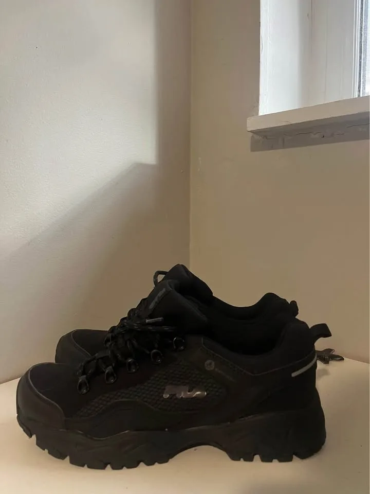 Fila Switch Back 4’s | Size 8 image indicator(3)