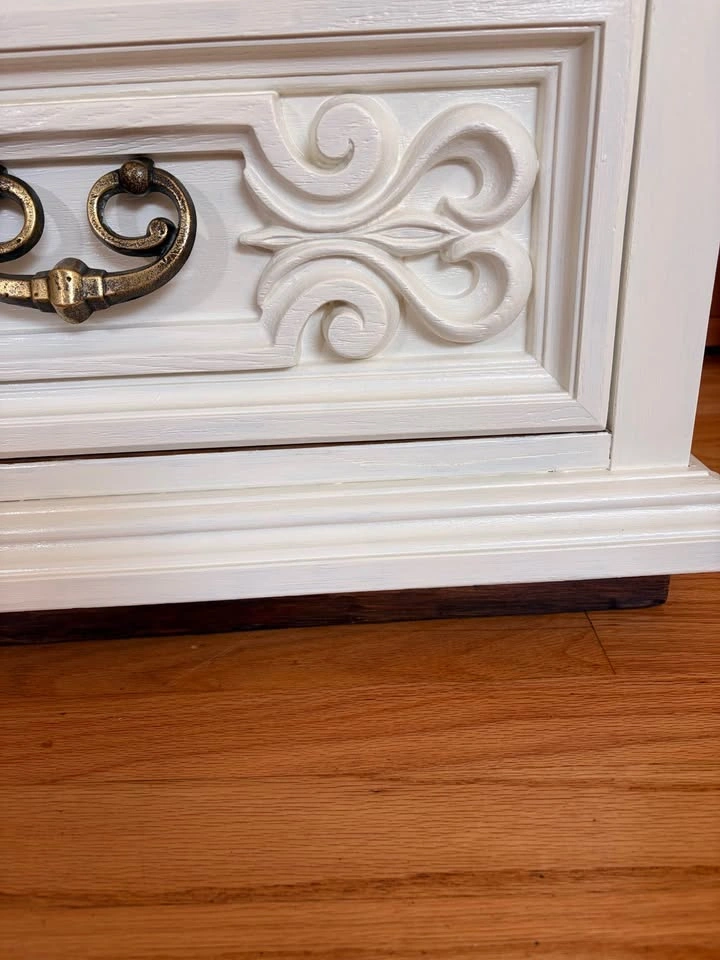 Refinished Vintage Cream Nightstand – Solid Wood Frame & Brass P - photo 4