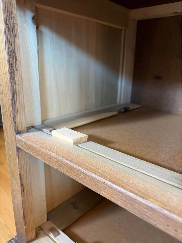 Refinished Vintage Cream Nightstand – Solid Wood Frame & Brass P - photo 5