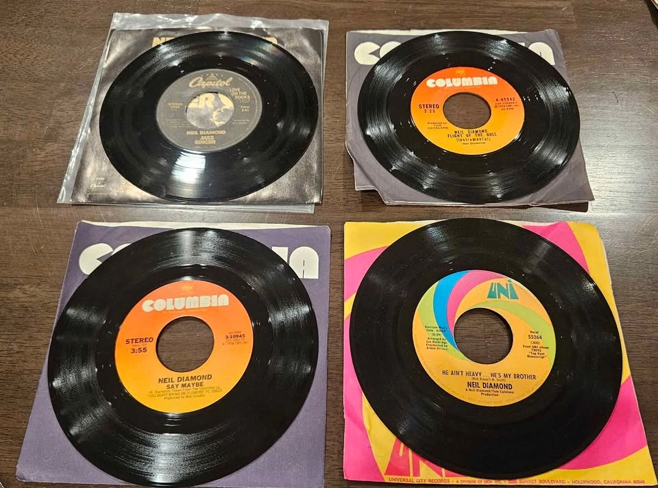 4 Neil Diamond 45 RPM UNI Records Capitol Columbia Singles - photo 2