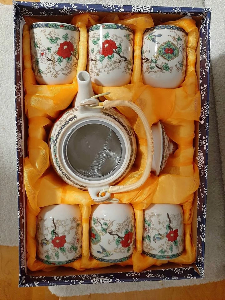 Chinese Porcelain Tea Set with Teapot and 6 Cups