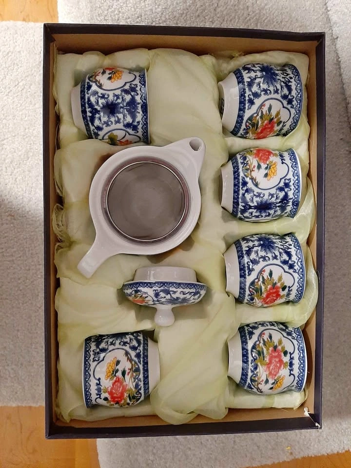Chinese Porcelain Tea Set with Teapot and 6 Cups