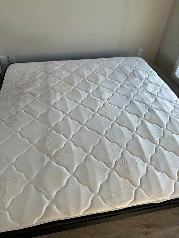 Moving sale: King mattress with 2 single king bases - photo 2