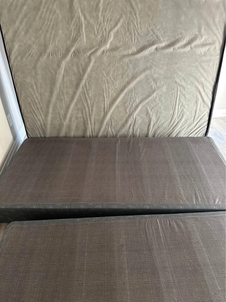 Moving sale: King mattress with 2 single king bases - photo 4