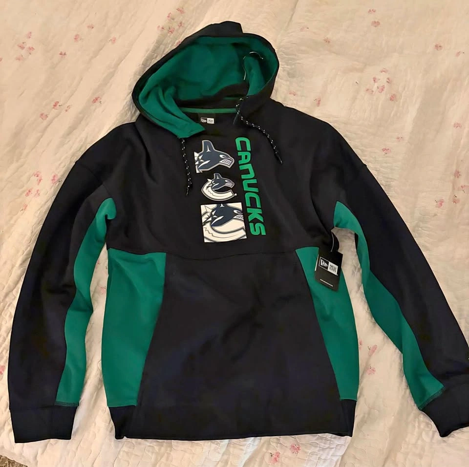 Rarity!!! Brand new TAG ON Medium New Era Canucks Hoodie