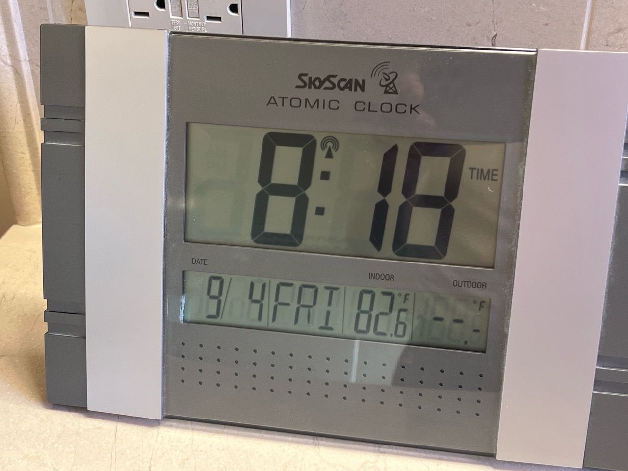 SKYSCAN 87310 ATOMIC WIRELESS DIGITAL CLOCK