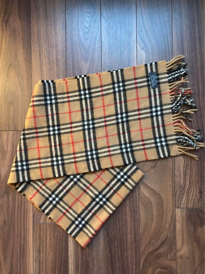 Burberry Lambwool scarf - photo 3