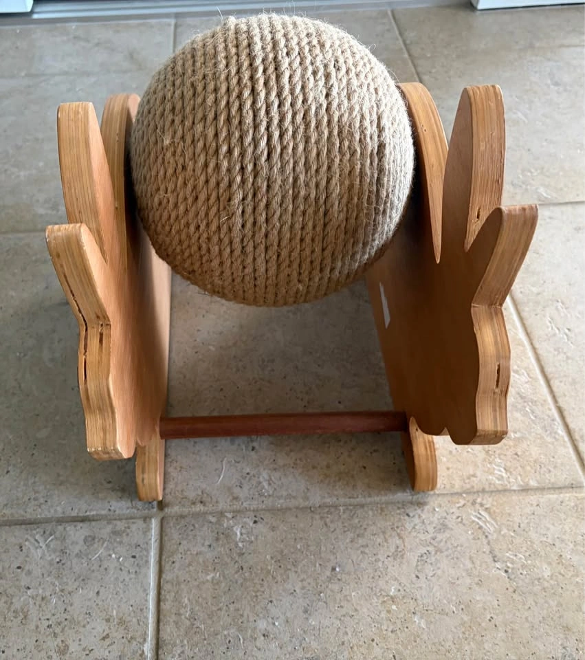 BRAND NEW CAT SCRATCHER!! Adorable Bunny!! - photo 4