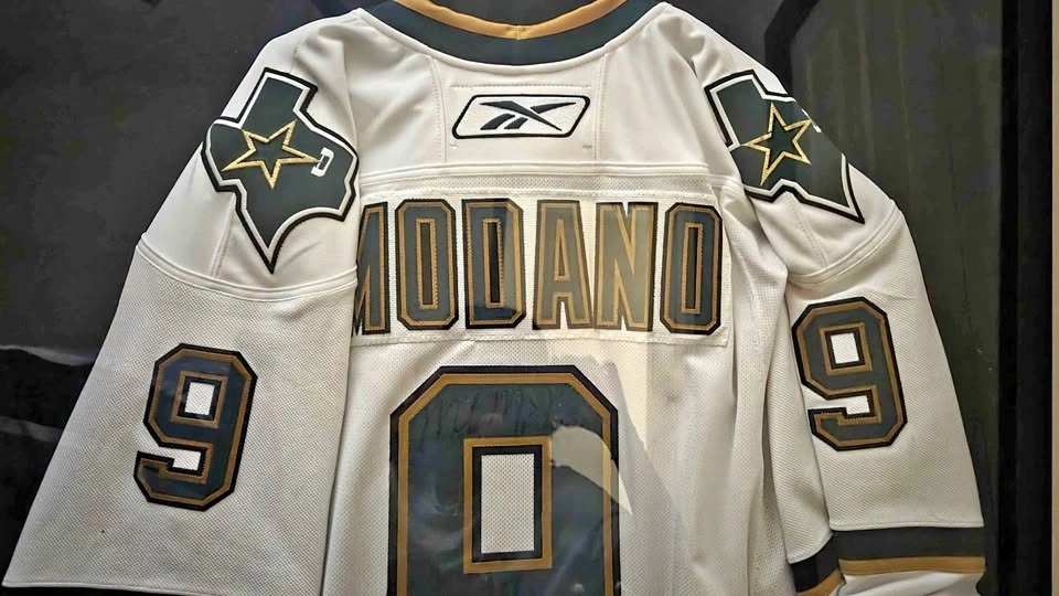 Signed Mike Modano Dallas Stars CCM Jersey w/ COA & 2 Cards