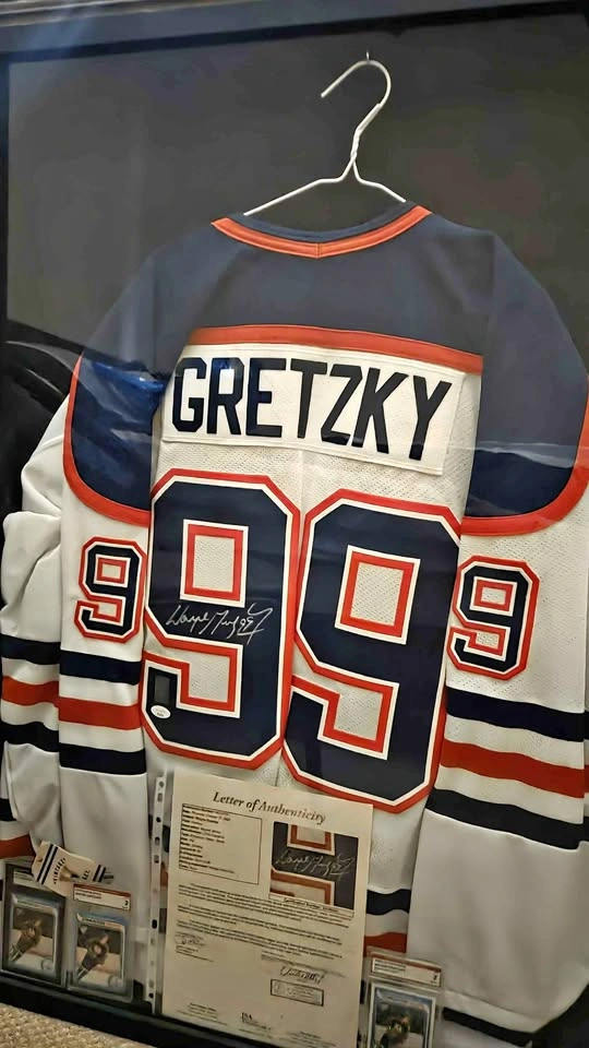 Wayne Gretzky Signed Oilers Jersey Framed + 2 Rookie Cards