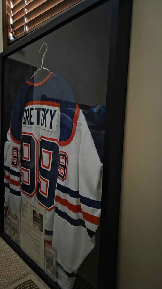 Wayne Gretzky Signed Oilers Jersey Framed + 2 Rookie Cards - photo 2