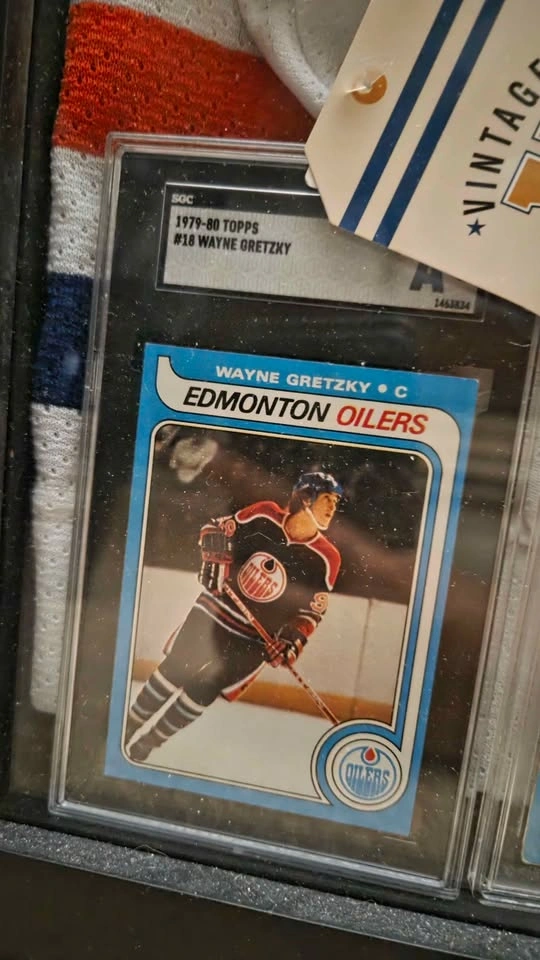 Wayne Gretzky Signed Oilers Jersey Framed + 2 Rookie Cards - photo 3