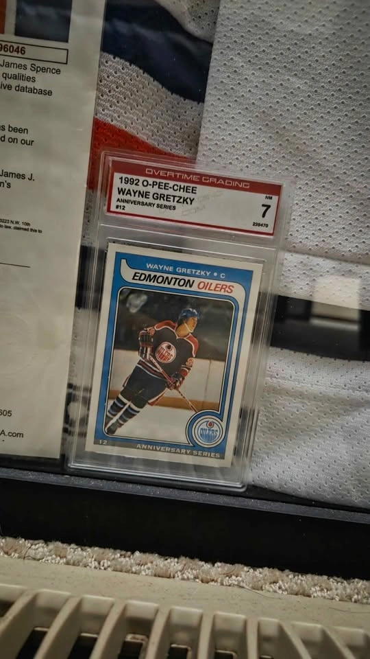 Wayne Gretzky Signed Oilers Jersey Framed + 2 Rookie Cards - photo 5