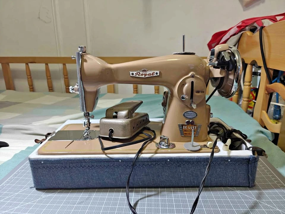 Royal DE LUXE straight stitch sewing machine
