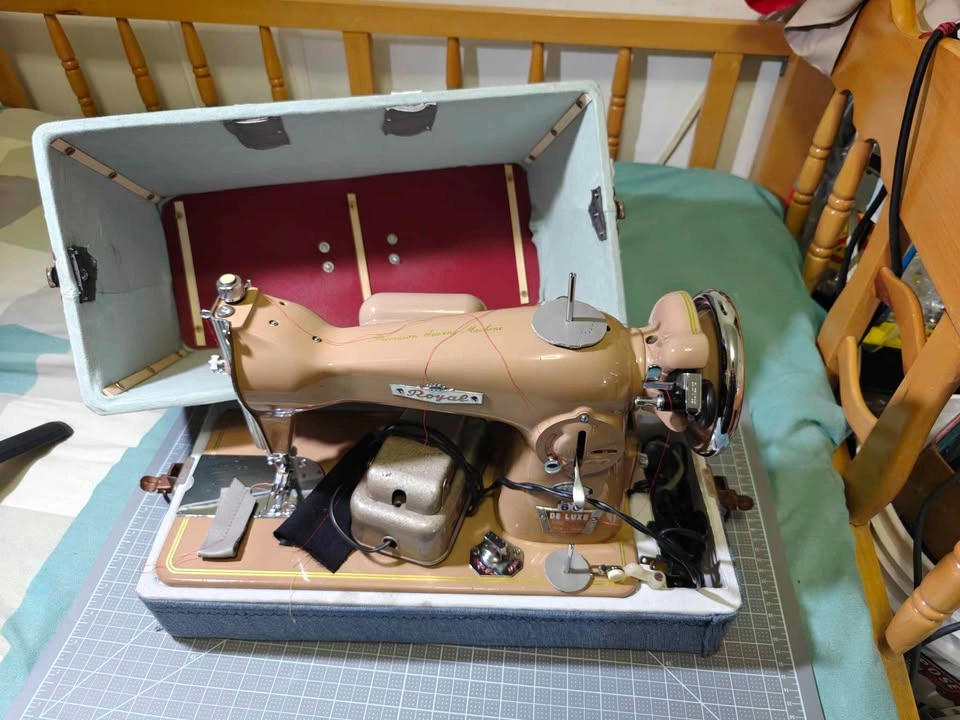 Royal DE LUXE straight stitch sewing machine - photo 2