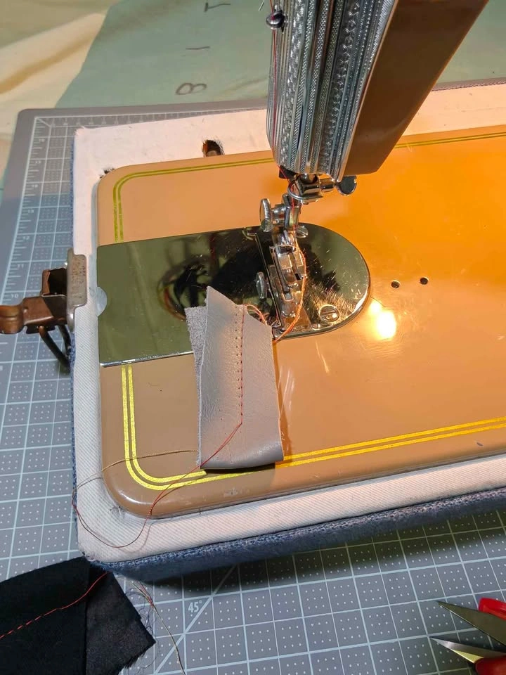 Royal DE LUXE straight stitch sewing machine - photo 4