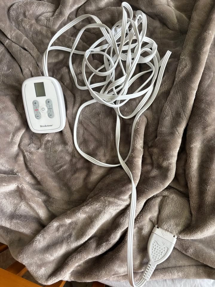 Brookstone Heated Blanket (Full Size)