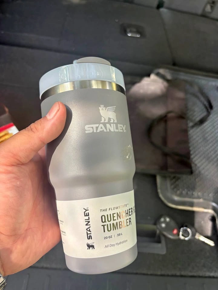 Stanley Quencher H2.0 FlowState Tumbler 20oz – Grey Brand New
