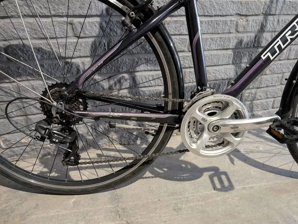 2014 Small Trek 7.2FX Aluminum frame, fork Comes with fenders image indicator(2)