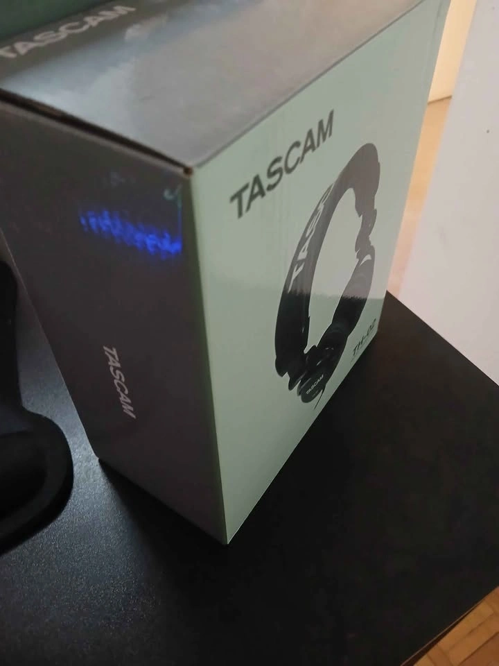 Tascam TH-02 wired studio monitoring headphones over ear - photo 3