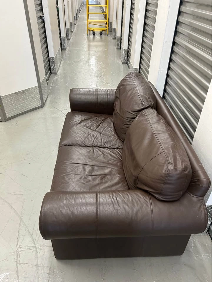 Nice leather love seat 🛋️ - photo 3