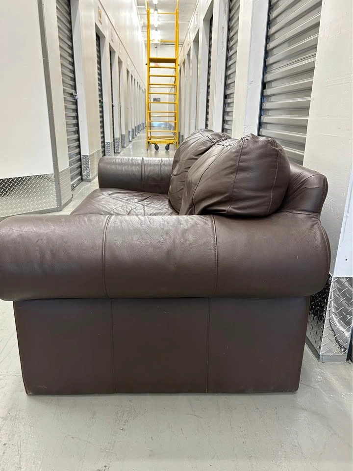 Nice leather love seat 🛋️ - photo 4