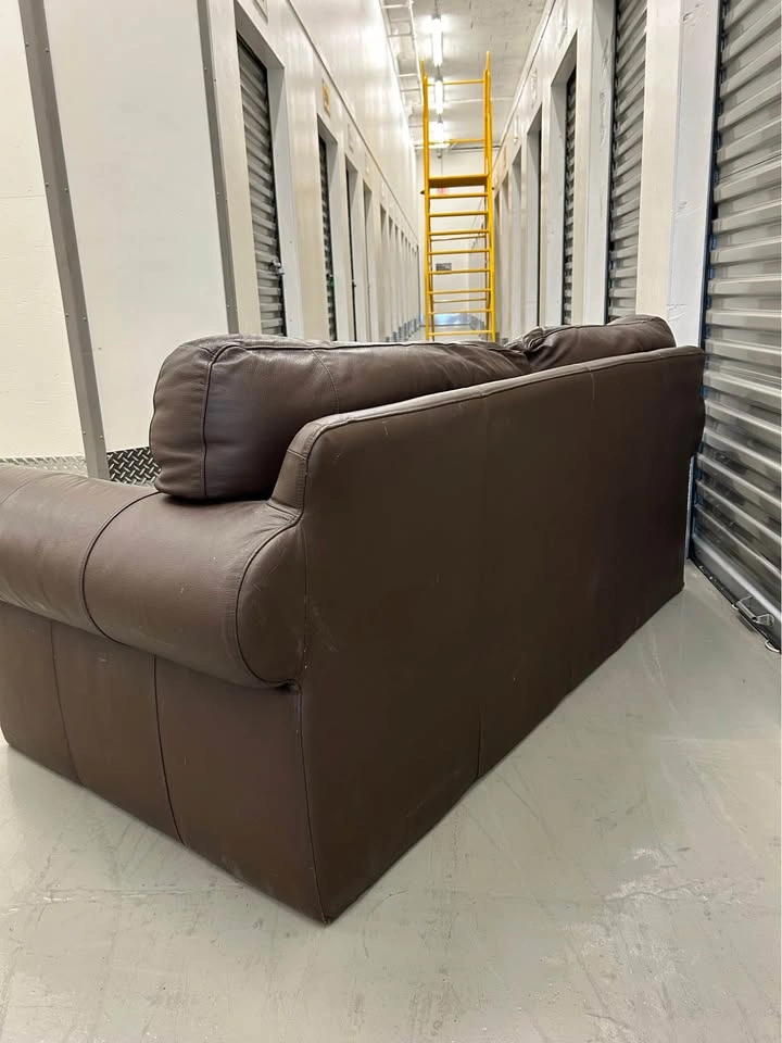 Nice leather love seat 🛋️ - photo 5