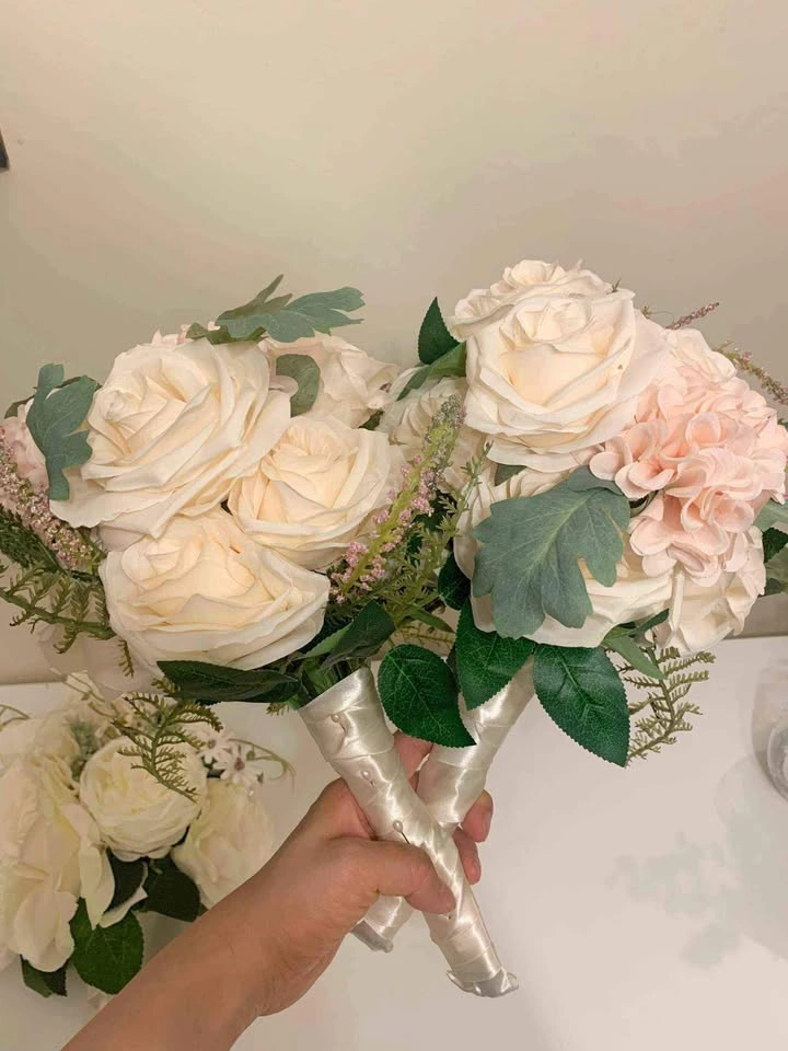 3 wedding bouquets (1 for bride, 2 for bridesmaids) - photo 2